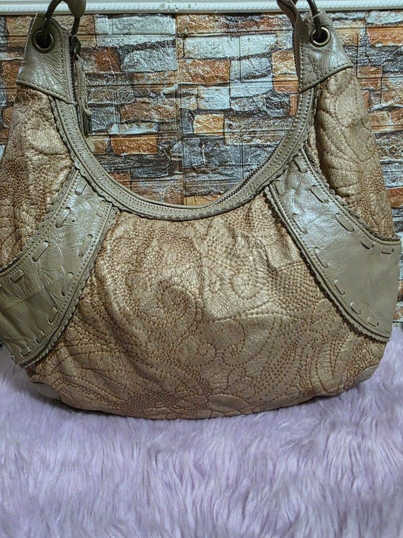 Tomboy wiz shoulder bag (Category: Shoulder Bags) located in Binan City. Submitted by elli.etcetera (Listing ID 1469500253, Image 2). Description: MOP: Gcash, Maya or Bank transfer Courier: Flash, J&T or Lalamove.