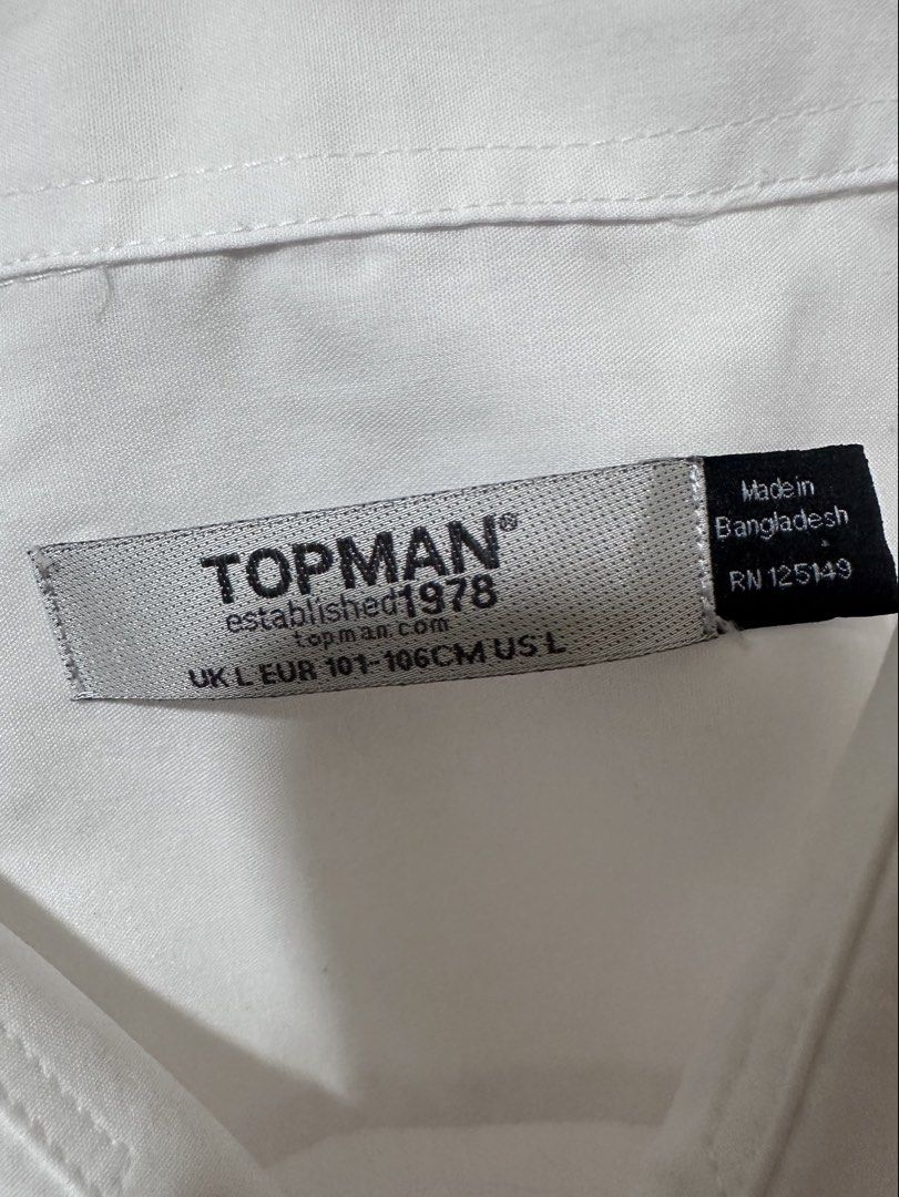Topman White Long Sleeve Button Up Shirt Size L with FREE Necktie (Category: Formal Shirts) located in Quezon City. Submitted by aussomefinds (Listing ID 1469400140, Image 2). Description: - Brand: Topman - Item: Long sleeve button-up shirt - Color: Classic solid white - Size: L (UK/US L, EUR 101-106cm) - Fit: Standard fit - Details: Collared neckline, button front closure, buttoned cuffs - Origin: Made in Bangladesh - Condition/Style: Clean, min