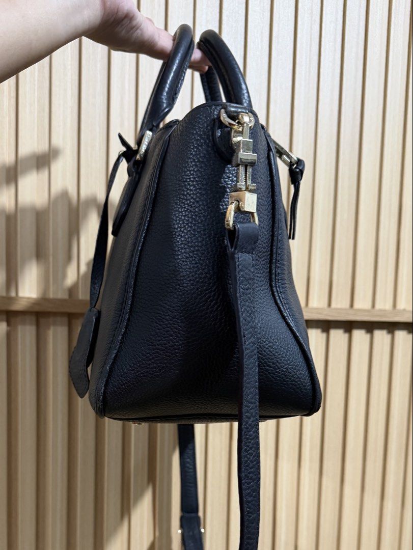 Tory Burch 2 way bag (Category: Luxury Bags & Wallets) located in Lagawe. Submitted by kai_selections (Listing ID 1469525318, Image 3). Description: Minimal sign of usage authentic freeshipped.