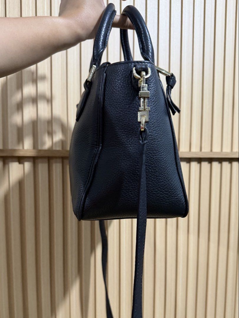 Tory Burch 2 way bag (Category: Luxury Bags & Wallets) located in Lagawe. Submitted by kai_selections (Listing ID 1469525318, Image 2). Description: Minimal sign of usage authentic freeshipped.