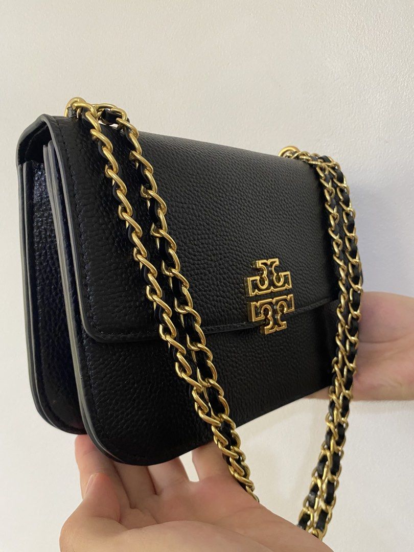 Tory Burch Black Leather Shoulder Bag (Category: Luxury Bags & Wallets) located in Magalang. Submitted by katoenjeru0723 (Listing ID 1469413110, Image 2). Description: - Brand: Tory Burch New York - Material: Premium black pebbled leather - Hardware: Polished gold-tone - Strap: Chain interlaced with black leather - Closure: Front flap with iconic gold double T logo - Interior: Light grey fabric lining with multiple compartments and a secure zippe