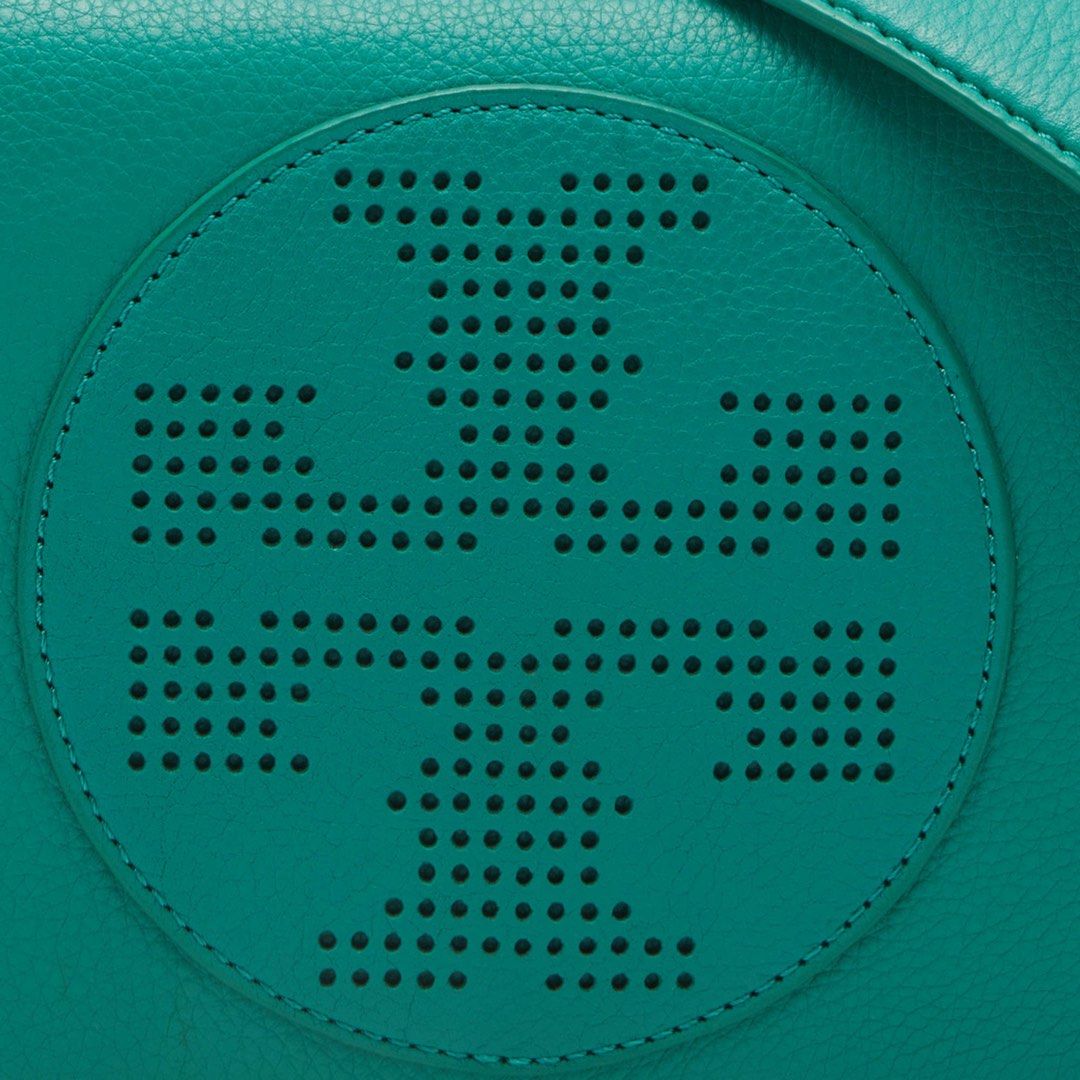 TORY BURCH CROSSBODY (Category: Luxury Bags & Wallets) located in Manila. Submitted by prettystuff1008 (Listing ID 1469488208, Image 2). Description: Still good to use No inclusion bag only Selling very low.