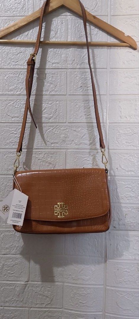 Tory Burch Fleming Convertible Shoulder Bag Brown Croc Embossed (Category: Luxury Bags & Wallets) located in Cebu City. Submitted by lucypim (Listing ID 1469566404, Image 1). Description: - Brand: Tory Burch - Style: Croc-embossed leather shoulder bag - Color: Brown with polished gold hardware - Features: Convertible strap, front flap closure with signature double T logo, and structured silhouette - Condition: Brand new with original store tags (