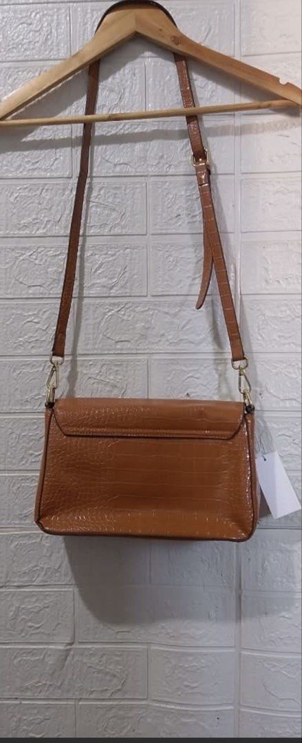 Tory Burch Fleming Convertible Shoulder Bag Brown Croc Embossed (Category: Luxury Bags & Wallets) located in Cebu City. Submitted by lucypim (Listing ID 1469566404, Image 2). Description: - Brand: Tory Burch - Style: Croc-embossed leather shoulder bag - Color: Brown with polished gold hardware - Features: Convertible strap, front flap closure with signature double T logo, and structured silhouette - Condition: Brand new with original store tags (