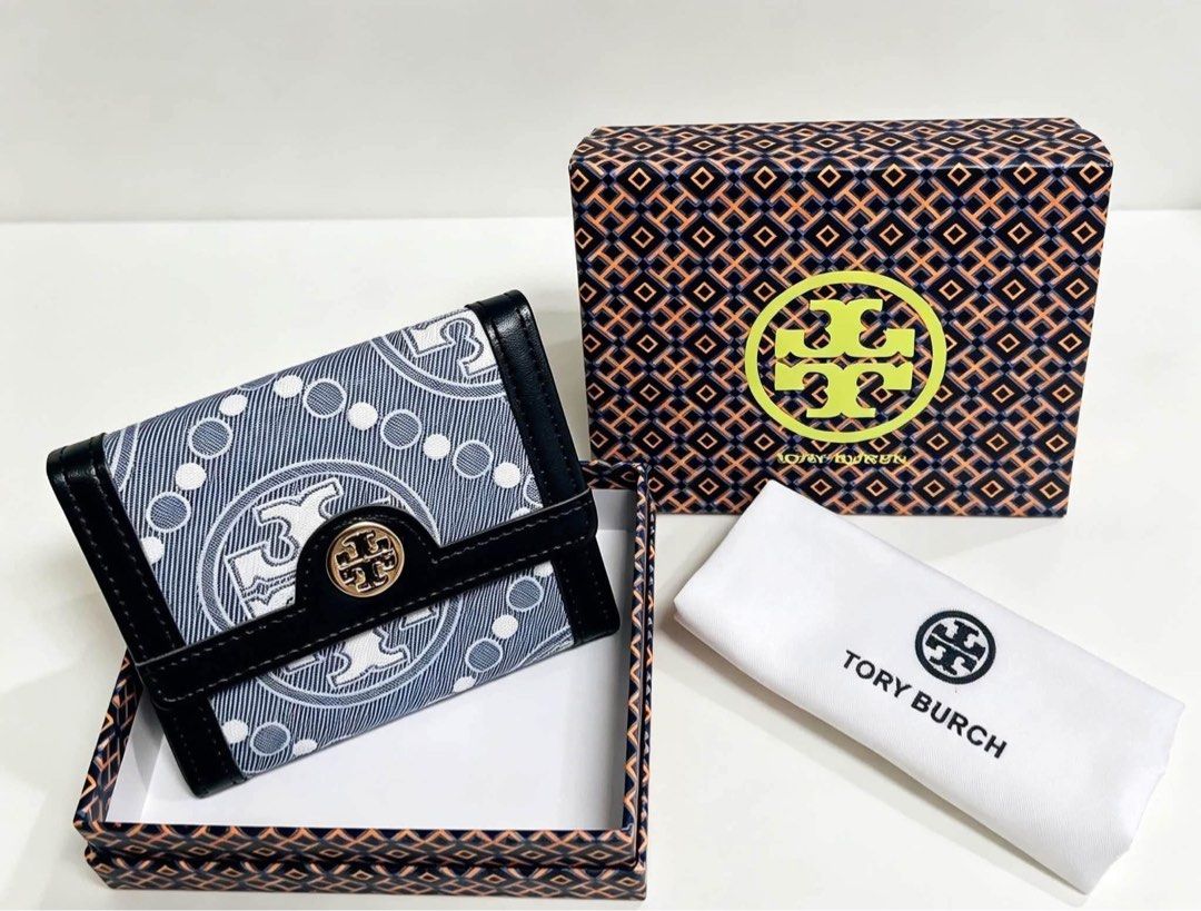 Tory Burch wallet (Category: Wallets & Card holders) located in Manila. Submitted by spottowearphbytiff (Listing ID 1469561286, Image 3). Description: .
