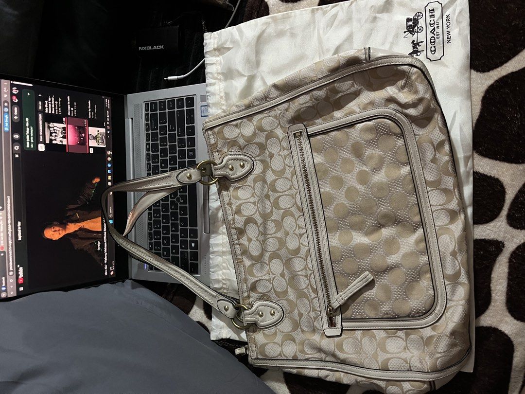 tote bag (Category: Luxury Bags & Wallets) located in Manila. Submitted by luvysa (Listing ID 1469483739, Image 1). Description: .