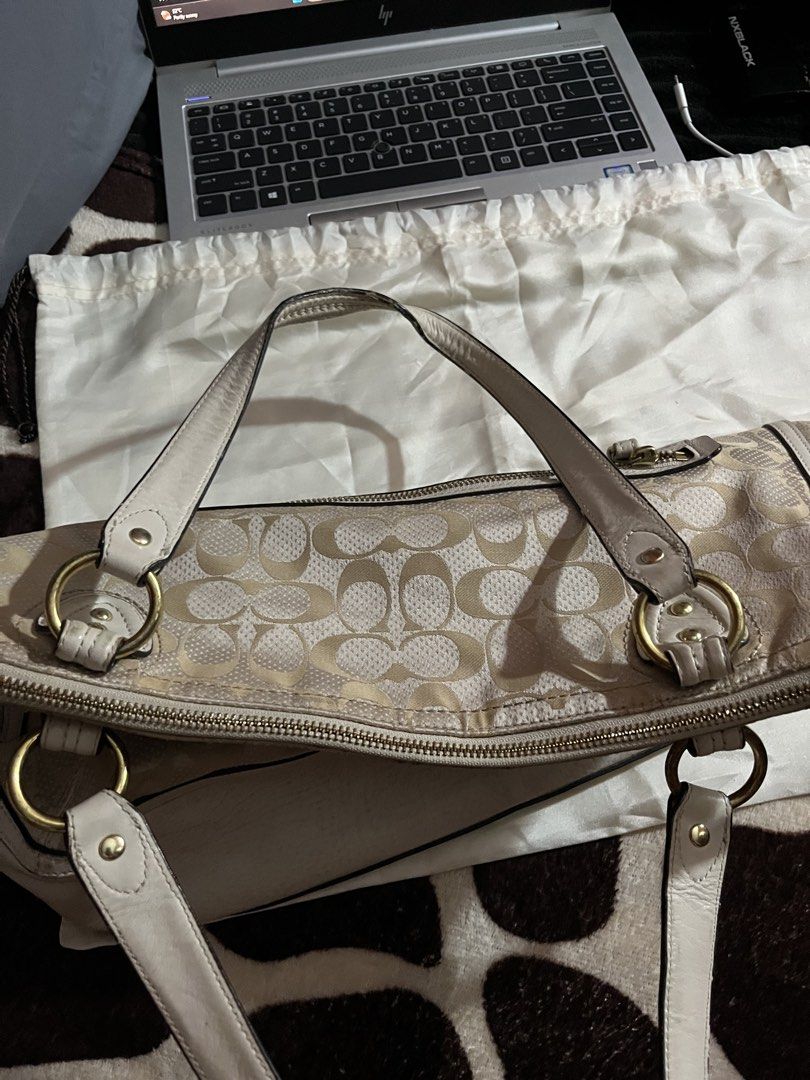 tote bag (Category: Luxury Bags & Wallets) located in Manila. Submitted by luvysa (Listing ID 1469483739, Image 2). Description: .