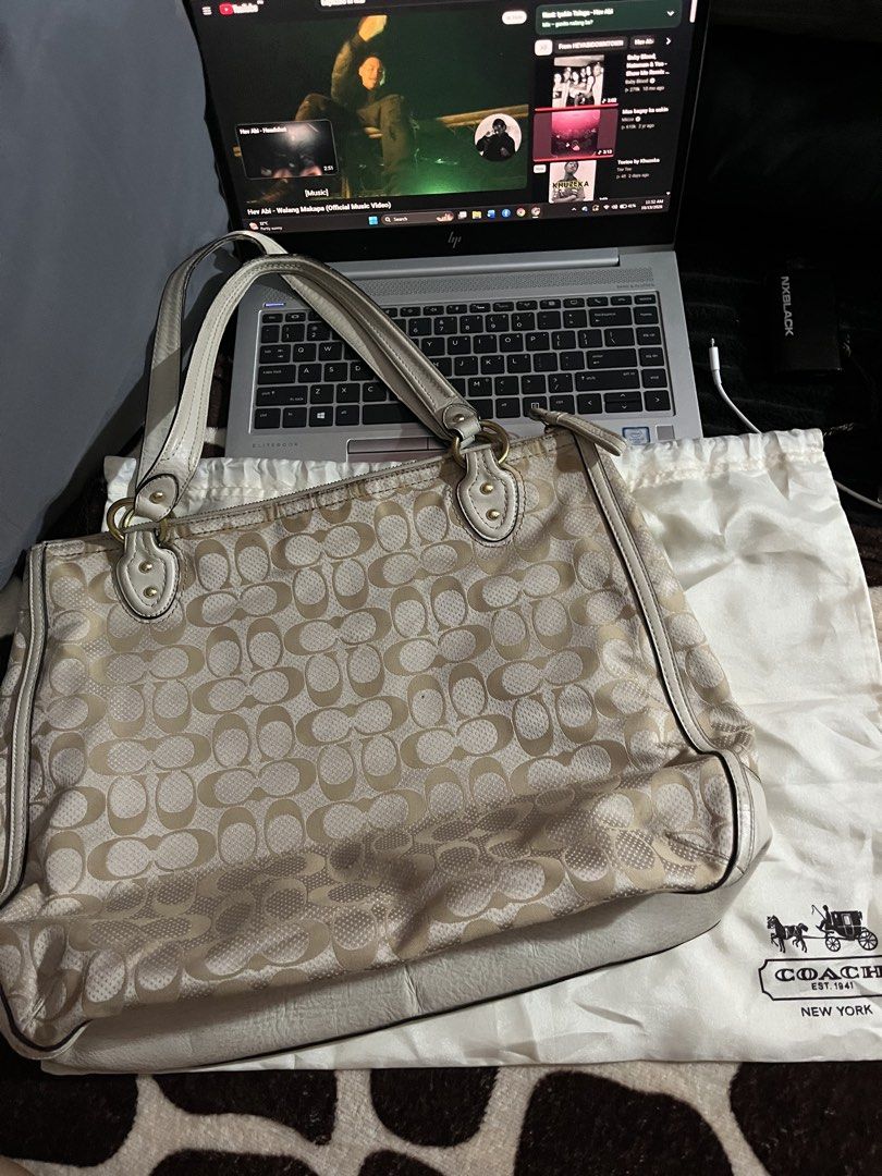 tote bag (Category: Luxury Bags & Wallets) located in Manila. Submitted by luvysa (Listing ID 1469483739, Image 3). Description: .