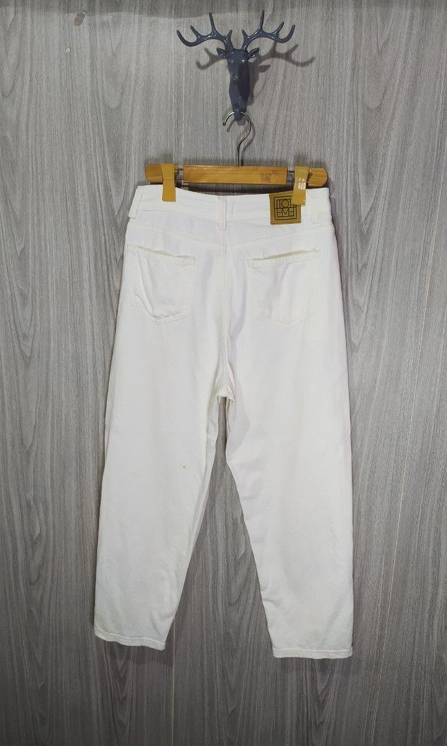 Toteme White Pants (Category: Jeans) located in Milaor. Submitted by lootinout (Listing ID 1469569919, Image 2). Description: Toteme White Pants ✅Size: 27 ✅Length: 35.5 ✅Hem: 6.5 ✅Color Rate: 9/10 ✅Issue: Yellow Stain ✅Need Wash ✅Location: Bicol Naga City, Camarines Sur ✅Courier: J&T Express/Flash Express ✅MOP: Gcash only.