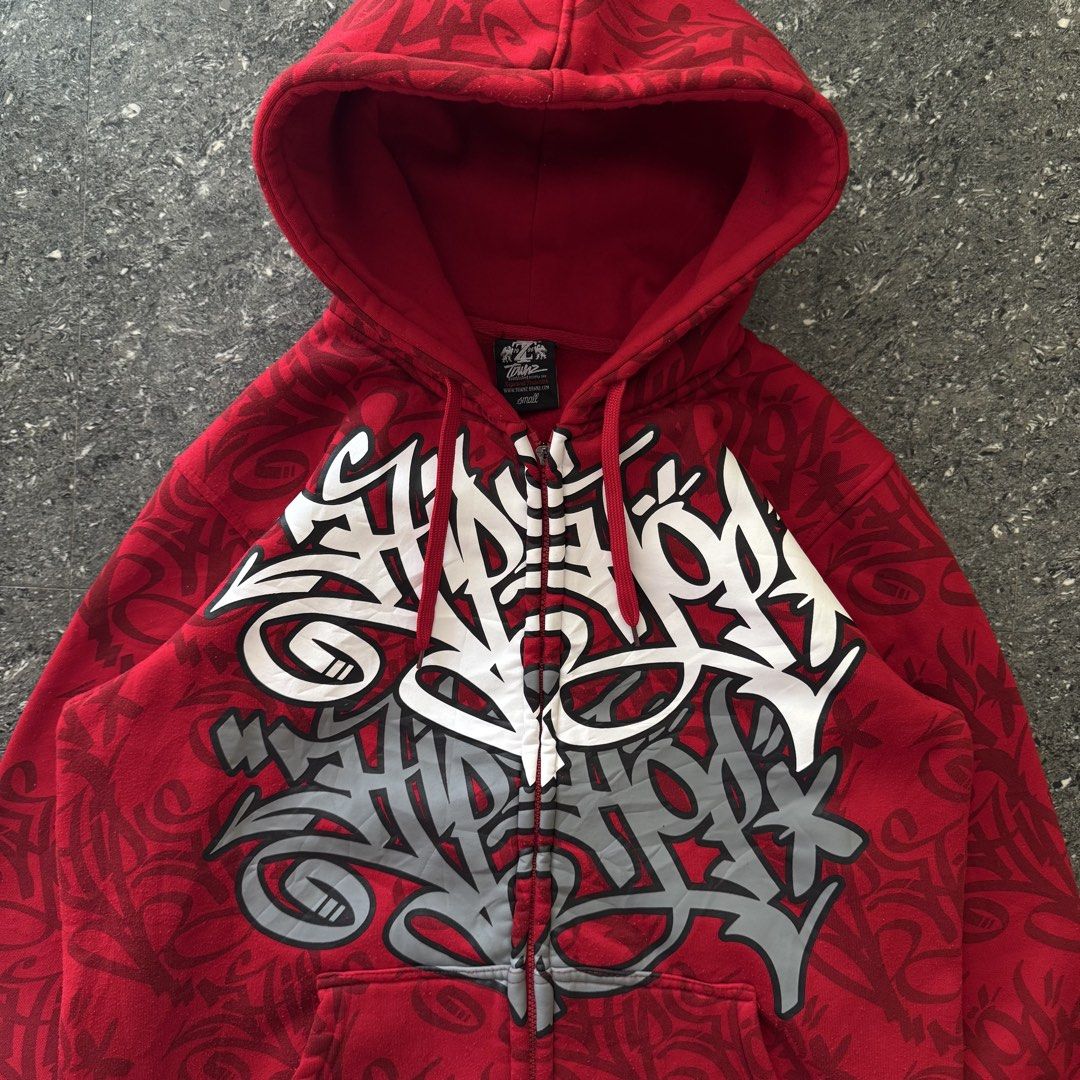Townz HIPHOP (Category: Hoodies) located in Bulacan. Submitted by b4mzz (Listing ID 1469467062, Image 3). Description: Townz Graphic Zip-Up Hoodie 🔥 Bold red hoodie with all-over print and standout graffiti graphic. Perfect for streetwear fits. 📏 Width: 22” | Length: 27” ✨ Condition: Excellent ⚠️ Issue: Missing zipper puller 💬 Open for reasonable offers!.