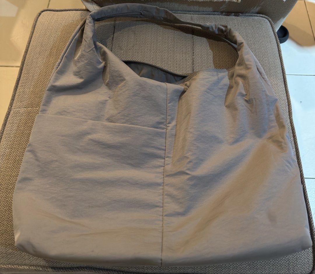 TPB The Arc in Gun Metal (Category: Shoulder Bags) located in Muntinlupa City. Submitted by rmdls (Listing ID 1469521946, Image 1). Description: - Bought in TPB Uptown Mall a few months ago only. - Condition: pre-loved condition with minor but barely noticeable flaws as seen in photos - will come with its dustbag .