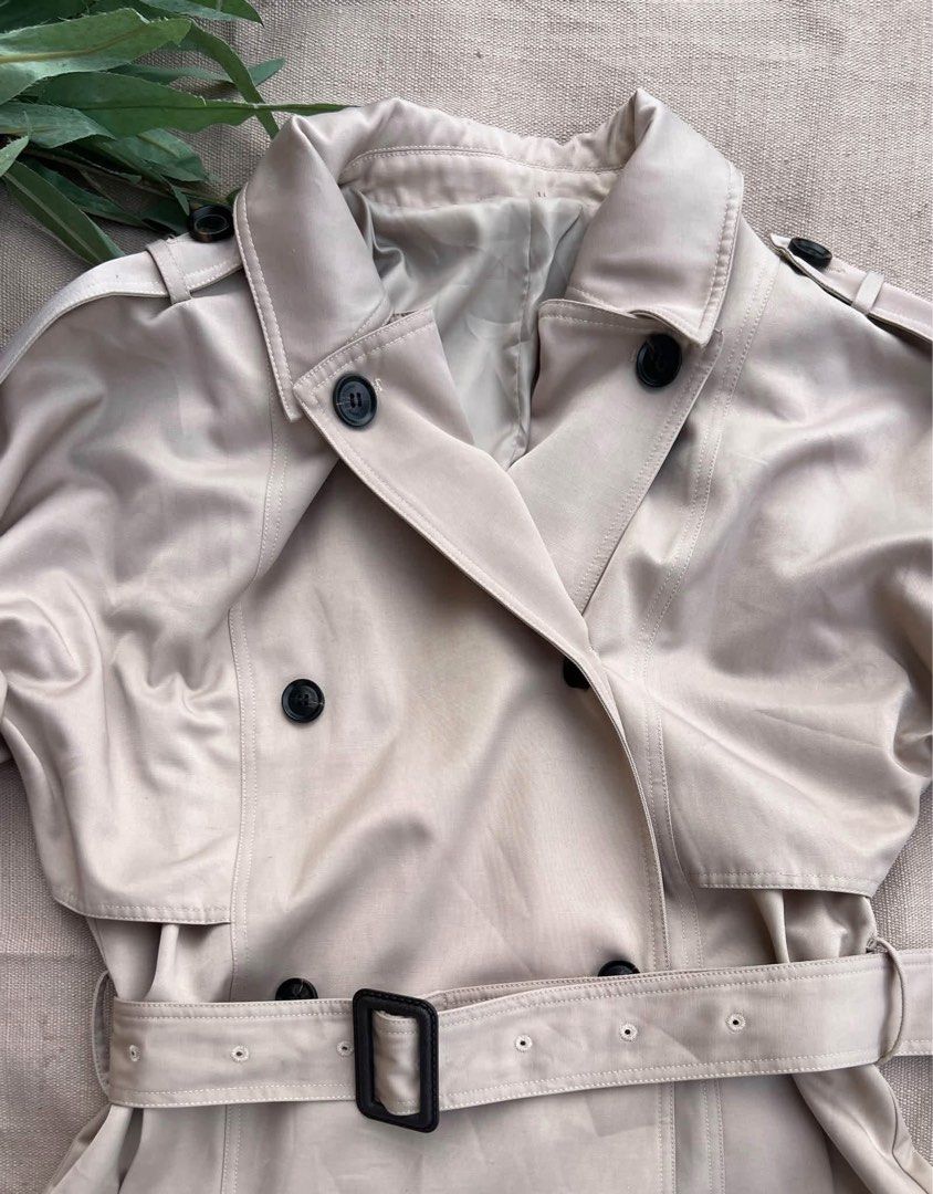 TRENCH COAT 🧥 (Category: Coats, Jackets and Outerwear) located in Pili. Submitted by thankyounext_bicol (Listing ID 1469498171, Image 3). Description: classic beige double-breasted Like new 💛.