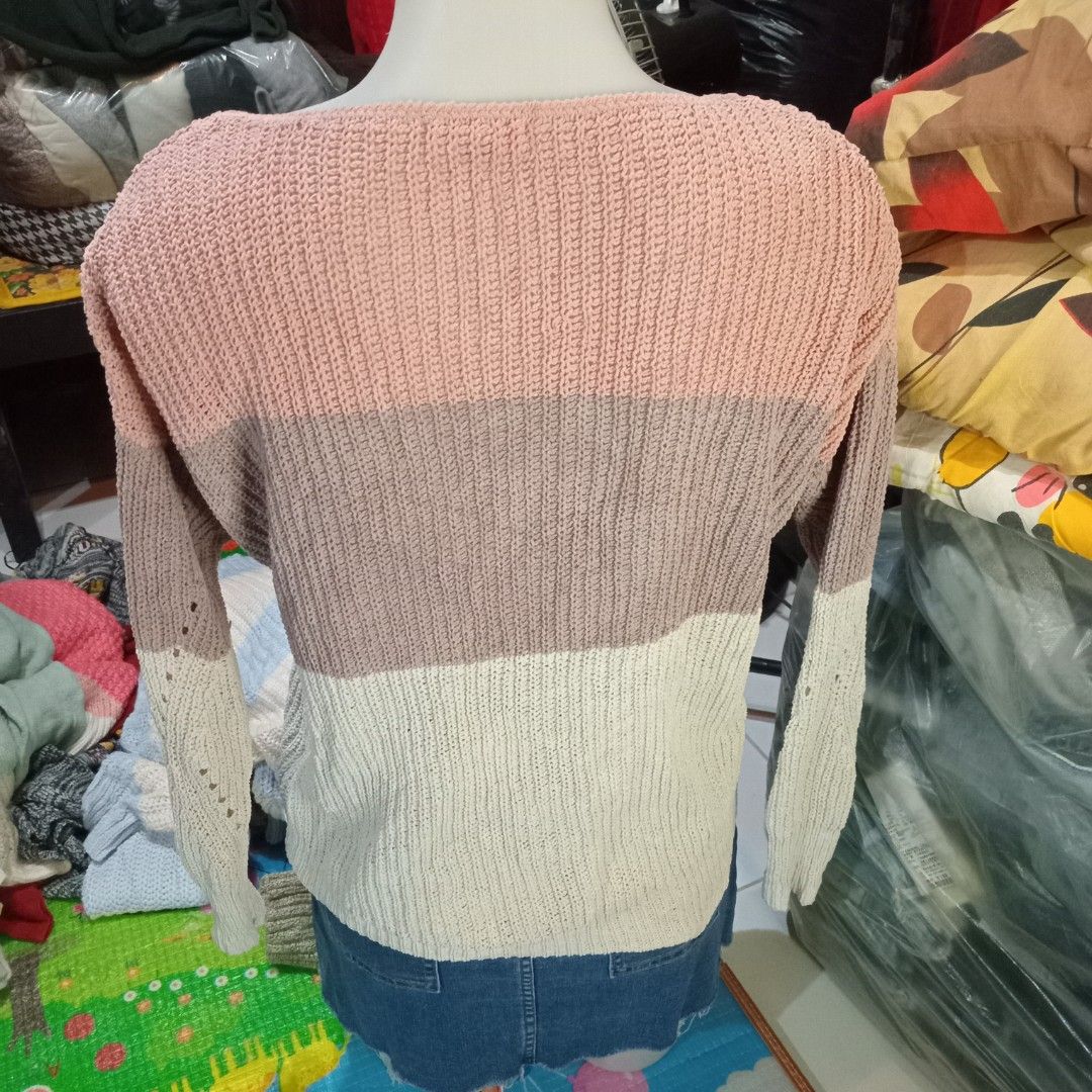 Tritone pull up sweater (Category: Coats, Jackets and Outerwear) located in Angono. Submitted by thrifted.fashionshop (Listing ID 1469550972, Image 2). Description: Fit - xs *knitted *light weight *tri color <COLORS MAY VARY DUE TO LIGHTING> MOP : Gcash only COURIER : Jnt / Lalamove REMINDER : Shipping fee ay hindi kasama sa presyo ng item.