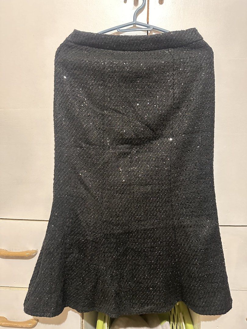 Tweed skirt mermaid cut (Category: Skirts) located in Tandag. Submitted by kawaiispreloved (Listing ID 1469483368, Image 1). Description: Size 26.