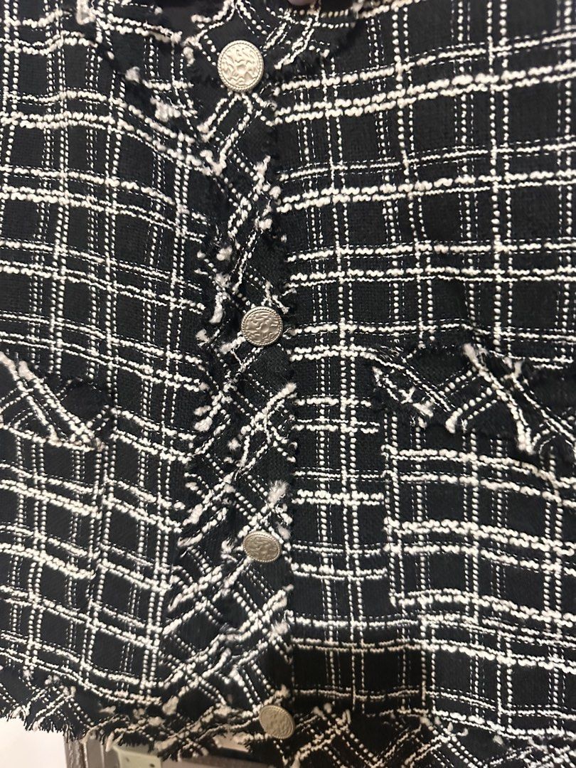 Tweed top brand new (Category: Blouses) located in Tandag. Submitted by kawaiispreloved (Listing ID 1469482538, Image 2). Description: Brand new. Kayo na mag butas ng para sa buttons.