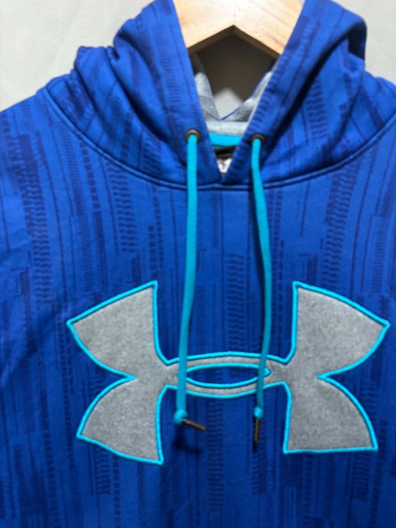 Under Armour Blue Patterned Hoodie Size Large (Category: Hoodies) located in Quezon City. Submitted by kimzxc_536 (Listing ID 1469542752, Image 2). Description: BRAND : UNDERARMOUR Size: XLARGE Dimes: 23 x 28.5 Condition: EXCELLENT Colorate: 9.5/10 Issue : ❌ Price: 500.