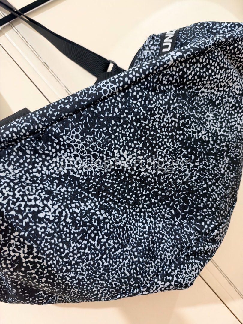 Under Armour Large Duffel Bag (Category: Activewear) located in Quezon City. Submitted by touchhertrigger (Listing ID 1469546142, Image 3). Description: 🔔 MAY ACCEPT SLIGHTLY LOWER OFFERS; PLEASE DO NOT BE OFFENDED IF I TURN YOU DOWN 🔔 listed = available. prices = final. payo w/in 24 hours Please do not message if uncertain, not ready with the funds, or to lowball. Saying “no, but thank you” instead of leaving me hanging would be appreciated. .
