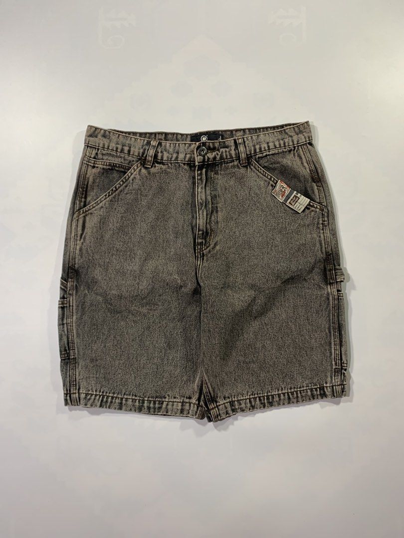 Under Garden Carpenter Jorts (Category: Shorts) located in Aurora. Submitted by cpr_garments13 (Listing ID 1469533271, Image 3). Description: Models height 5’6 •Waist:35 •Length:21 •Leg opening:11 Very Good Condition -Heavy x Thick .