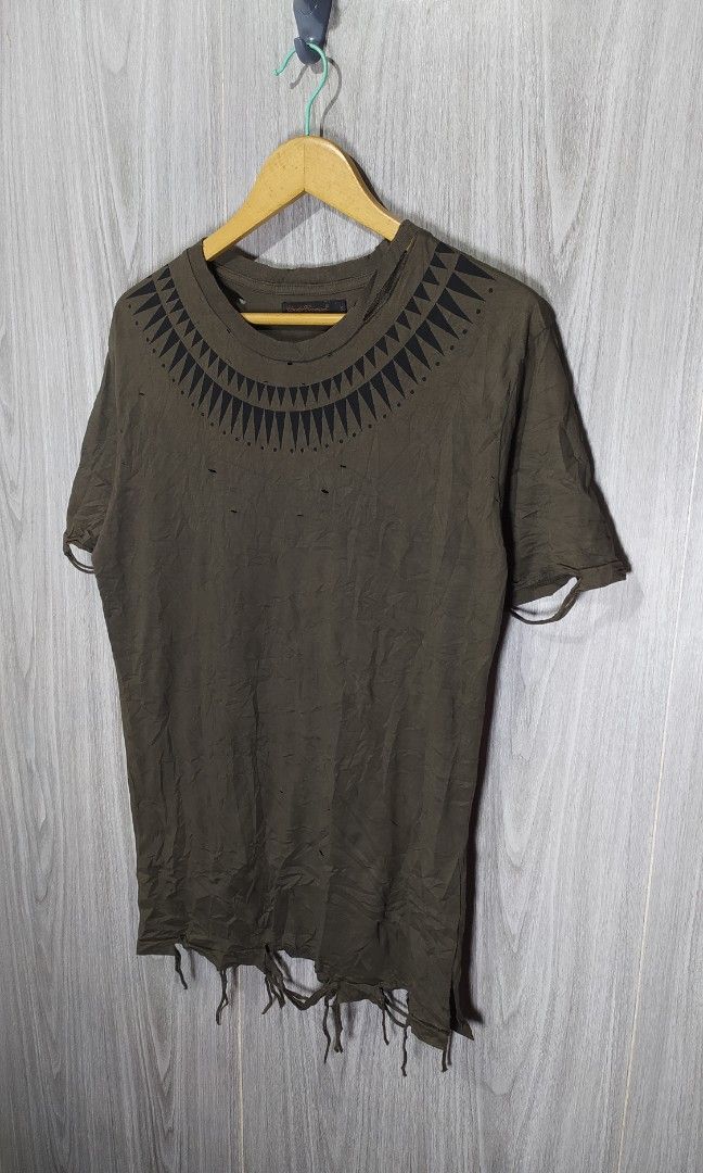 Undercoverism Distressed Shirt (Category: Tshirts & Polo Shirts ) located in Milaor. Submitted by lootinout (Listing ID 1469568345, Image 2). Description: Undercoverism Distressed Shirt ✅Size: S ✅Width: 20 ✅Length: 29 ✅Color Rate: 9.5/10 ✅No Issue ✅Need Wash ✅Location: Bicol Naga City, Camarines Sur ✅Courier: J&T Express/Flash Express ✅MOP: Gcash only.