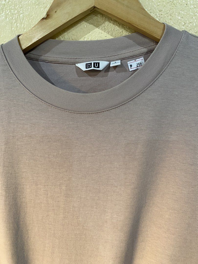 Uniqlo airism (Category: Shirts) located in Calapan. Submitted by mnlhabithrift23 (Listing ID 1469515606, Image 2). Description: Width : 20 Length : 26 Color rate : 9/10 Issue : none color may change due to lighting.