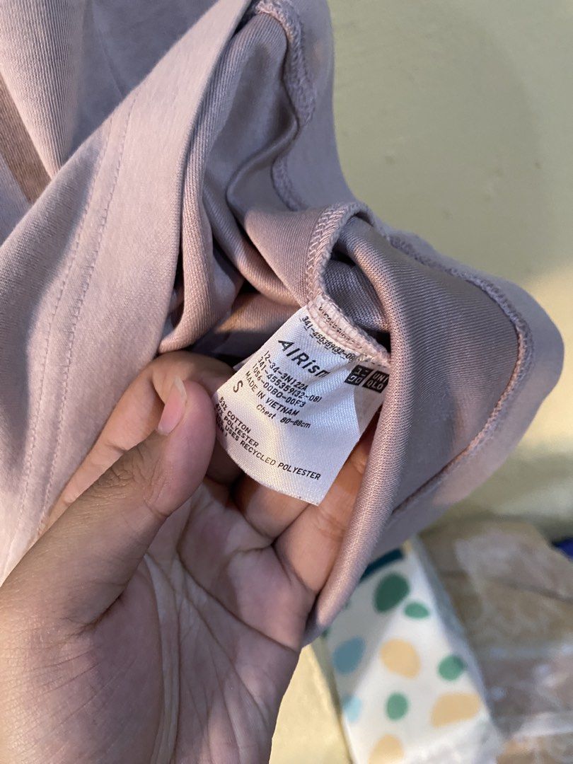 Uniqlo airism (Category: Shirts) located in Calapan. Submitted by mnlhabithrift23 (Listing ID 1469515606, Image 3). Description: Width : 20 Length : 26 Color rate : 9/10 Issue : none color may change due to lighting.