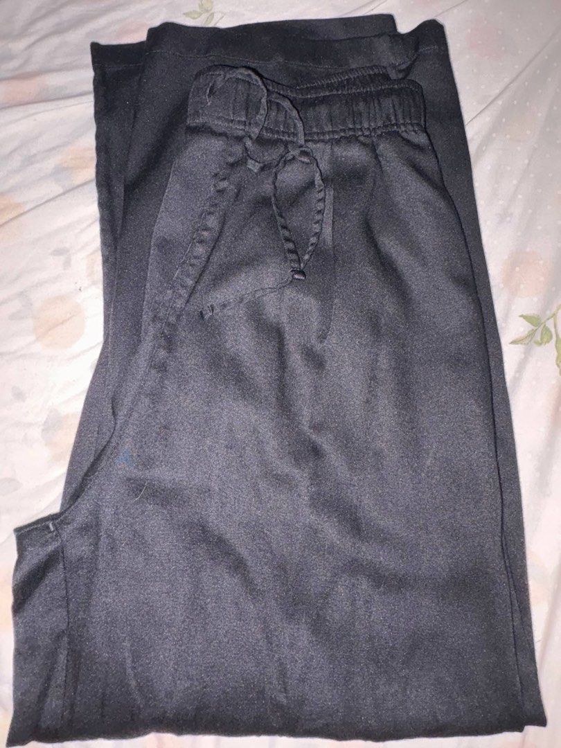 UNIQLO Black Lounge Pants (Category: Other Bottoms) located in Quezon City. Submitted by mkl.p (Listing ID 1469537555, Image 2). Description: - NO flaws - M on tag - garterized waist - 63-69 cm - 35" length - recommended for 5'3 and below - pm for when worn - NO flaws loc timog qc.
