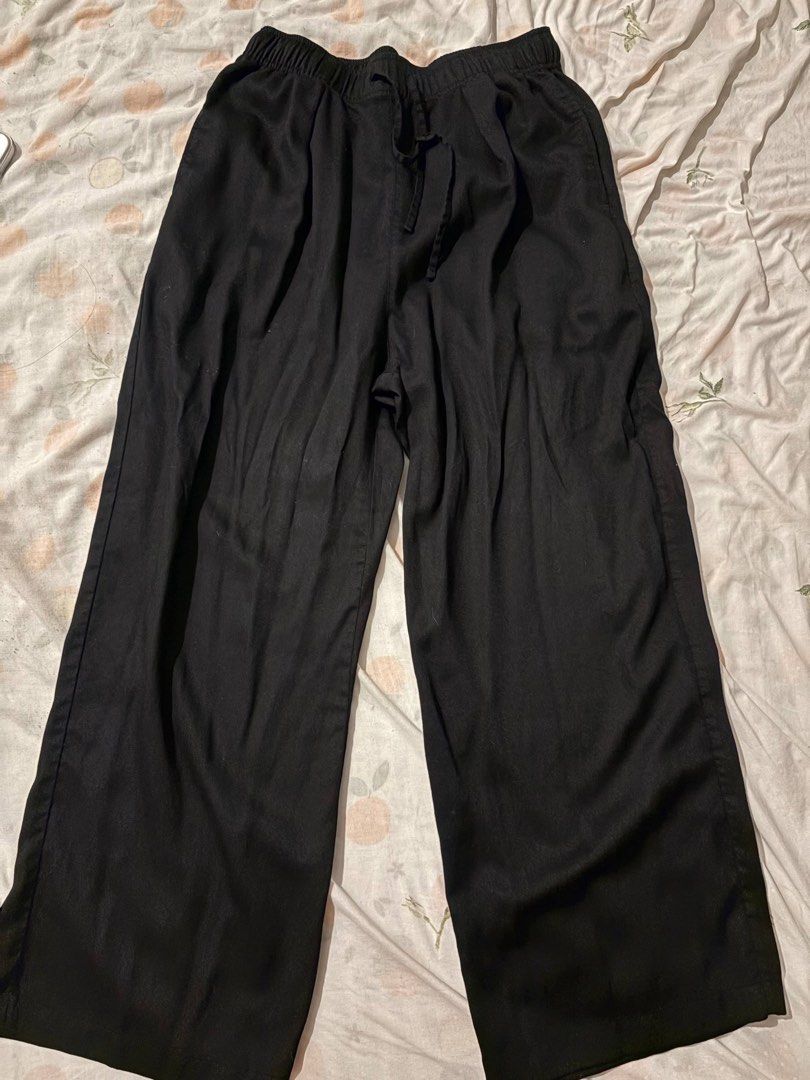 UNIQLO Black Lounge Pants (Category: Other Bottoms) located in Quezon City. Submitted by mkl.p (Listing ID 1469537555, Image 1). Description: - NO flaws - M on tag - garterized waist - 63-69 cm - 35" length - recommended for 5'3 and below - pm for when worn - NO flaws loc timog qc.