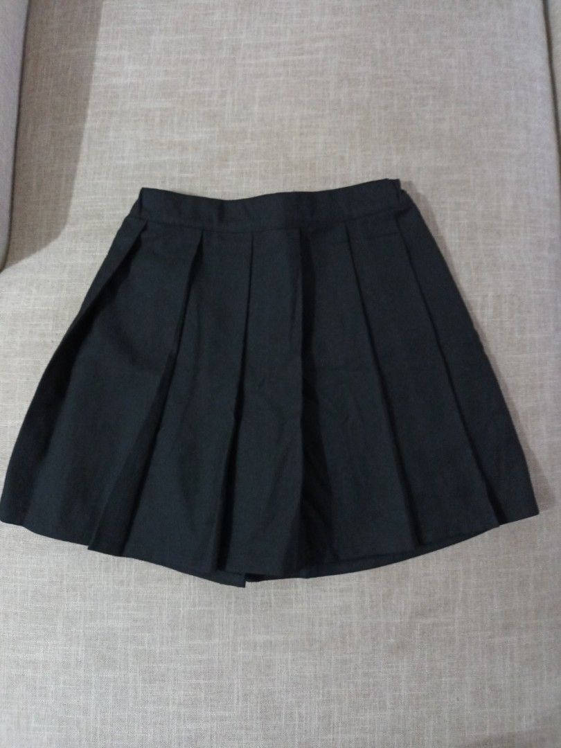 Uniqlo Black Pleated Skort Size 150 (Category: Skirts) located in Quezon. Submitted by ja8720 (Listing ID 1469477640, Image 1). Description: - Brand: Uniqlo - Color: Classic Black - Size: Tagged 150 - Style: Pleated skort (skirt front, shorts back for easy movement) - Waistband: Elastic at the back - Condition: Clean and ready to wear.