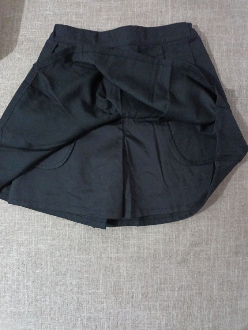 Uniqlo Black Pleated Skort Size 150 (Category: Skirts) located in Quezon. Submitted by ja8720 (Listing ID 1469477640, Image 2). Description: - Brand: Uniqlo - Color: Classic Black - Size: Tagged 150 - Style: Pleated skort (skirt front, shorts back for easy movement) - Waistband: Elastic at the back - Condition: Clean and ready to wear.