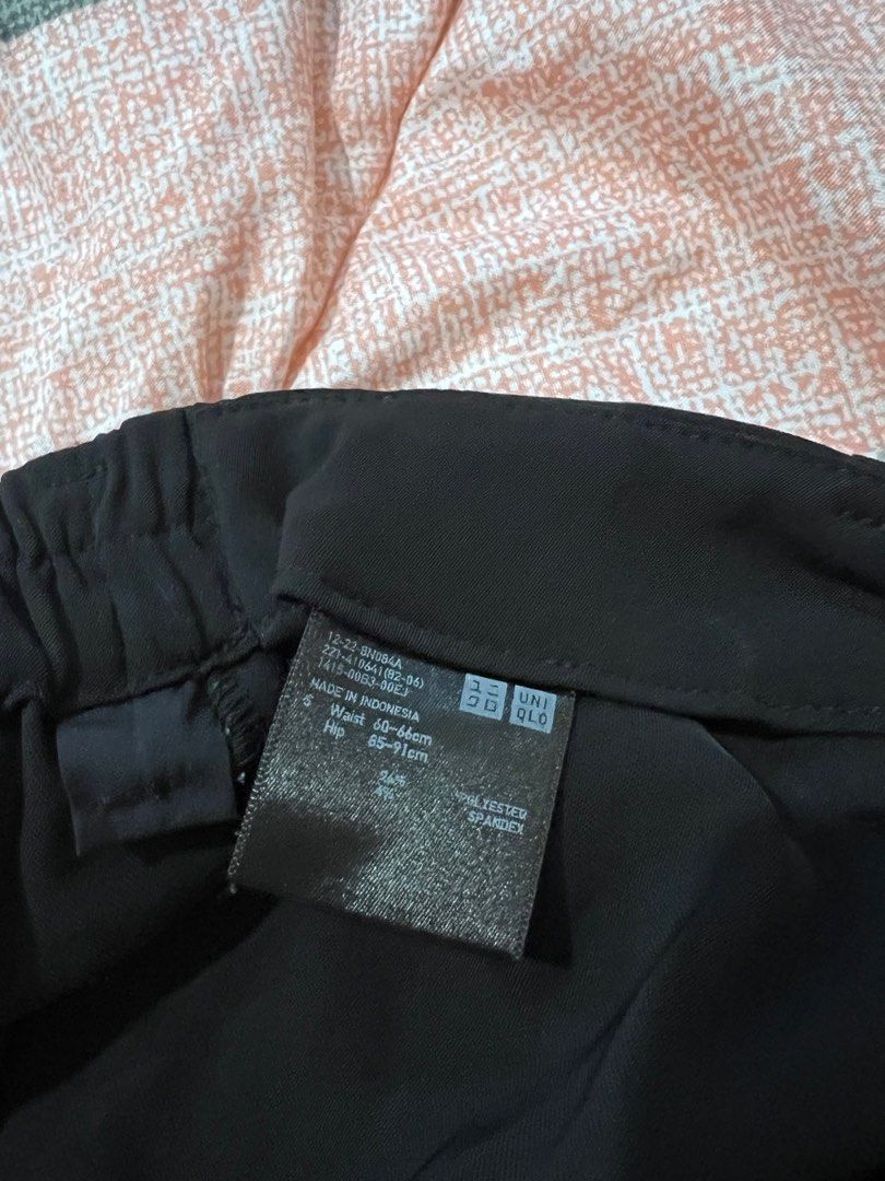 UNIQLO Black Shorts (Category: Shorts) located in Manila. Submitted by sph_preloved (Listing ID 1469515015, Image 2). Description: Price not negotiable unless buying at least 5 items. No ww photos. Location: QC Mode of delivery: grab/lalamove SF to be shouldered by the buyer .