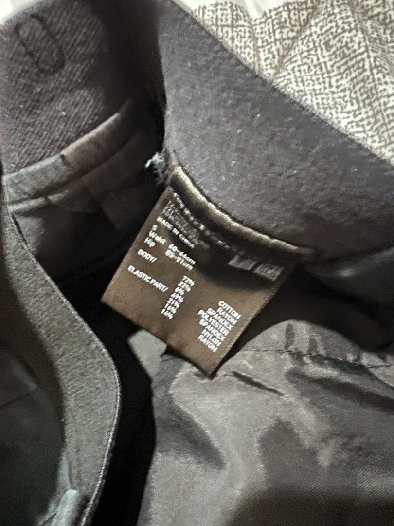 UNIQLO Black Smart Pants (Category: Other Bottoms) located in Manila. Submitted by sph_preloved (Listing ID 1469513865, Image 2). Description: Price not negotiable unless buying at least 5 items. No ww photos. Location: QC Mode of delivery: grab/lalamove SF to be shouldered by the buyer .