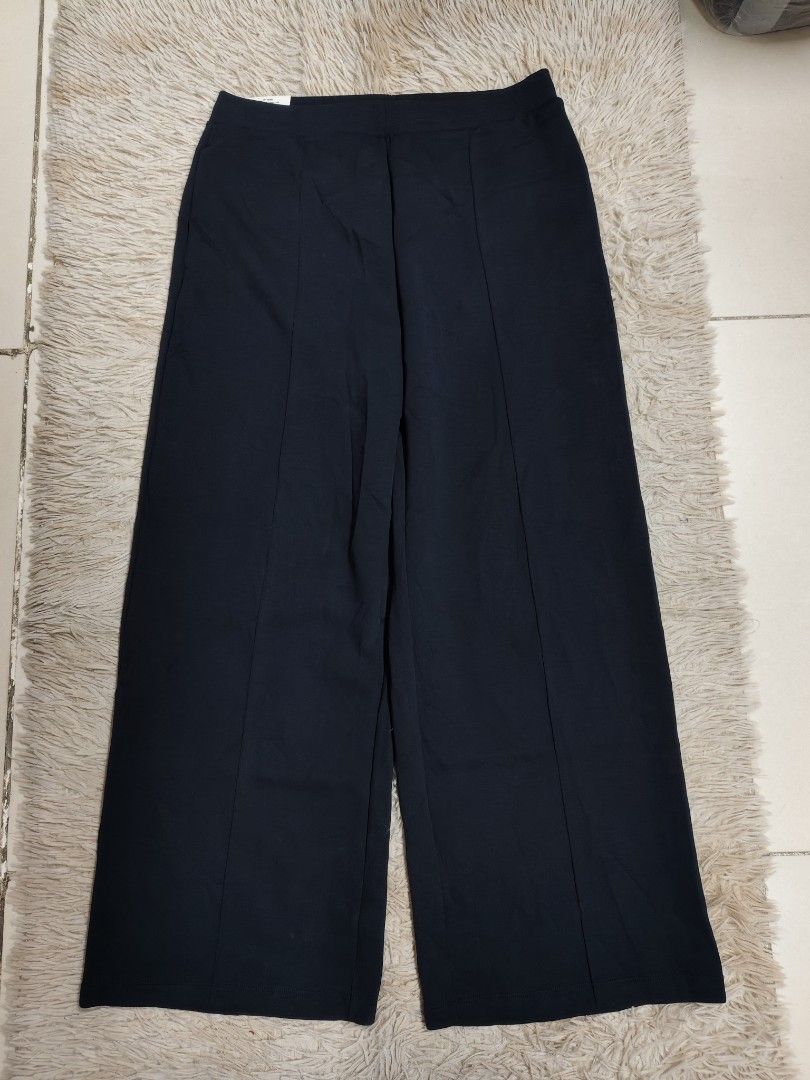 Uniqlo C Wide Sweat Pants (Category: Other Bottoms) located in Angeles City. Submitted by miss_independent01 (Listing ID 1469514652, Image 2). Description: Uniqlo C Wide Sweat Pants (BRANDNEW) Color: Navy Width: 17 (XXL on tag) Length: 40.5 MOP: Gcash ✅ Mine Now, Pay Now ✅ First to Pay, Gets the Item 📍 PAMPANGA Courier: JnT 🚚🚚 PM 💌💌.