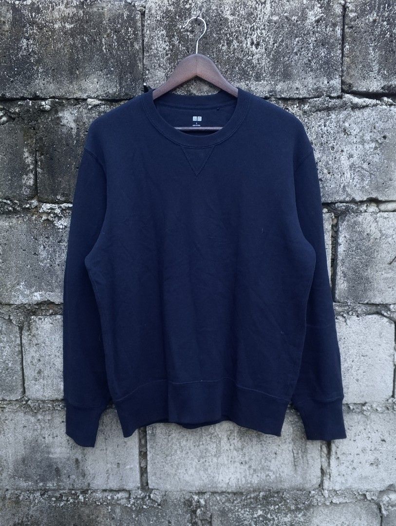 Uniqlo Classic V-Insert Crewneck Sweatshirt (Category: Coats, Jackets and Outerwear) located in Baliuag. Submitted by retrovault83 (Listing ID 1469397396, Image 2). Description: ✨ Condition: 9/10 – Asnew Preloved Condition 📏 Measurements (Flat Lay, Tagged Size L): • Pit to Pit: 23 • Length: 27 ✅ Details: • Solid dark navy blue colorway featuring a classic "V-stitch" / "V-insert" triangular detail at the collar • 100% Cotton body construction for