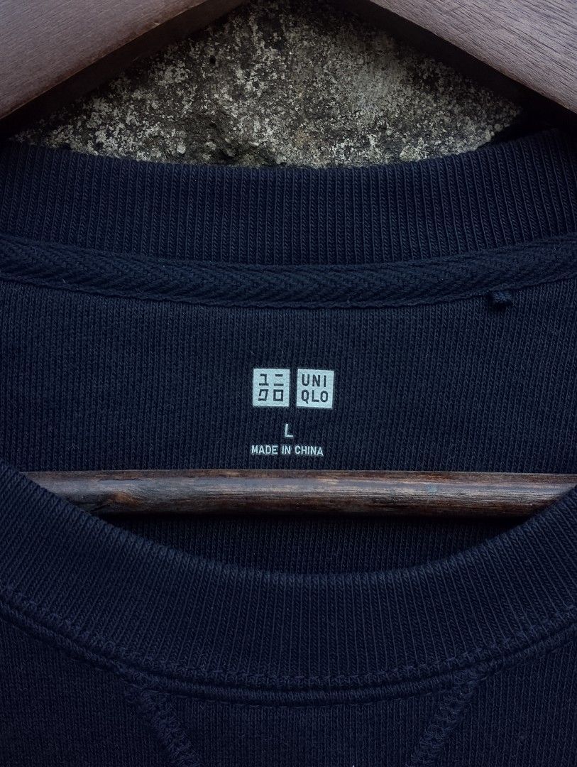 Uniqlo Classic V-Insert Crewneck Sweatshirt (Category: Coats, Jackets and Outerwear) located in Baliuag. Submitted by retrovault83 (Listing ID 1469397396, Image 3). Description: ✨ Condition: 9/10 – Asnew Preloved Condition 📏 Measurements (Flat Lay, Tagged Size L): • Pit to Pit: 23 • Length: 27 ✅ Details: • Solid dark navy blue colorway featuring a classic "V-stitch" / "V-insert" triangular detail at the collar • 100% Cotton body construction for