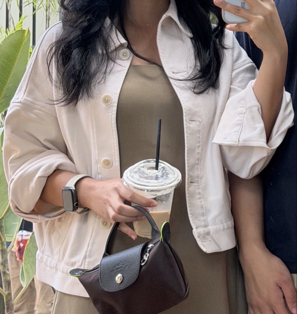 Uniqlo cream beige button-up jacket with side pockets (Category: Coats, Jackets and Outerwear) located in Mandaluyong City. Submitted by elleguh (Listing ID 1469539218, Image 2). Description: .