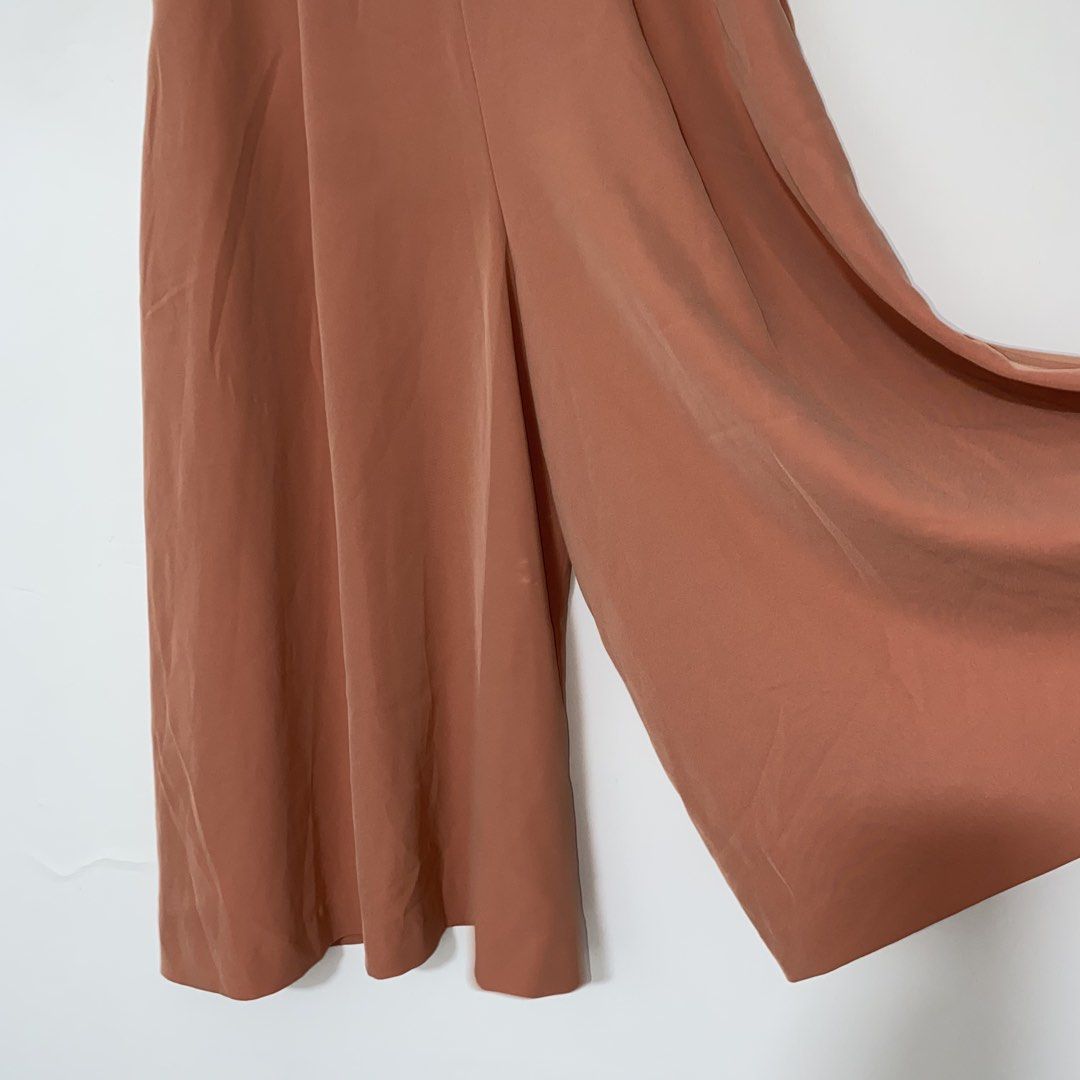 UNIQLO drape wide cropped pants (Category: Other Bottoms) located in San Jose del Monte. Submitted by mamiracky (Listing ID 1469402442, Image 3). Description: .