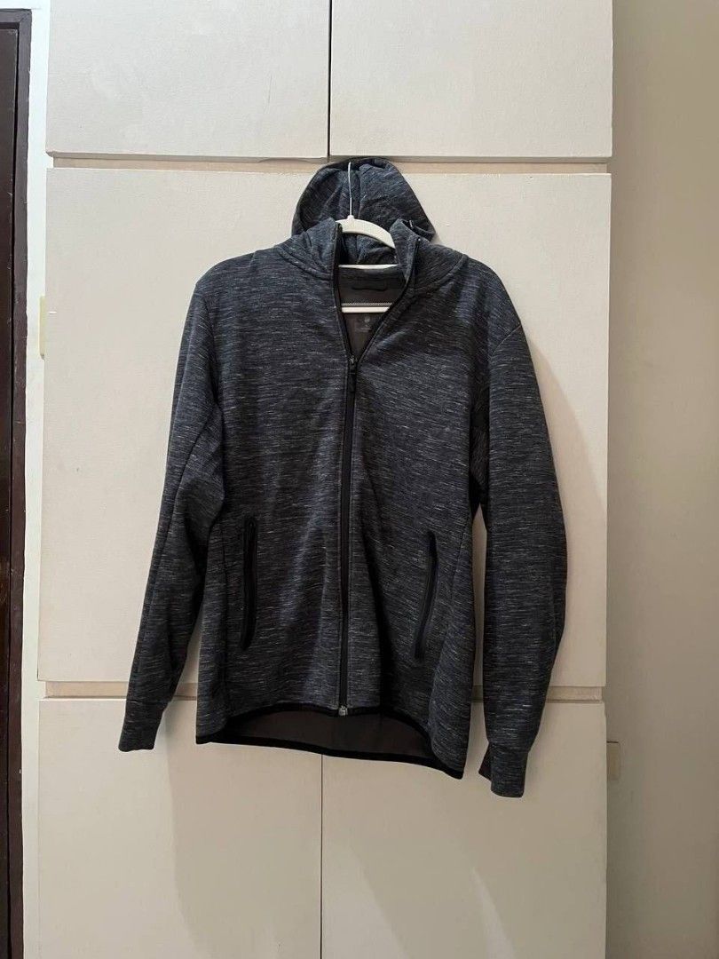 Uniqlo Hoodie Gray (Category: Coats, Jackets and Outerwear) located in Batangas. Submitted by batangascitywatches (Listing ID 1469515726, Image 1). Description: .