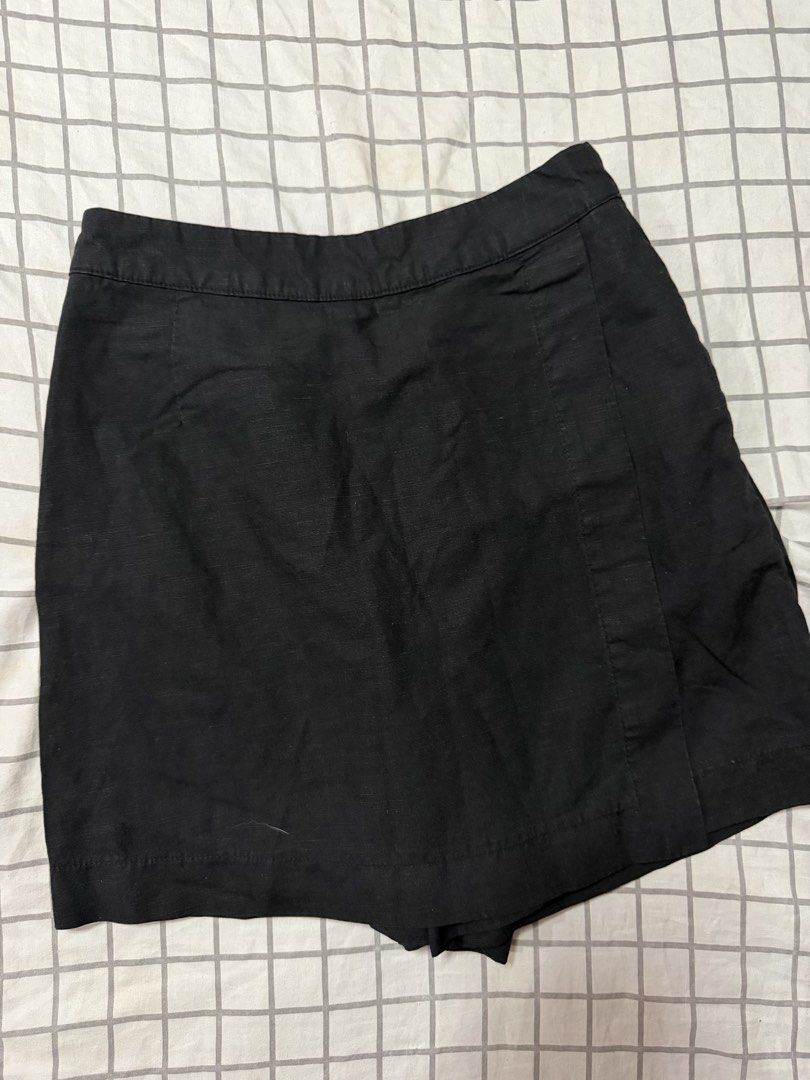 Uniqlo Linen Blend Skort (Category: Shorts) located in Quezon City. Submitted by pinkyswearshop (Listing ID 1469474892, Image 2). Description: .