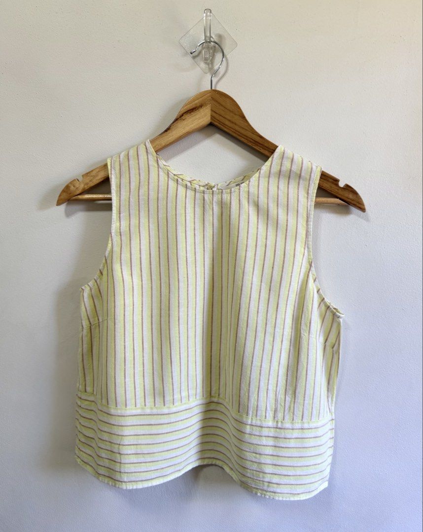 Uniqlo linen top (Category: Blouses) located in Tarlac. Submitted by giannisdeclutters4106 (Listing ID 1469496335, Image 1). Description: Like new Medium on tag.