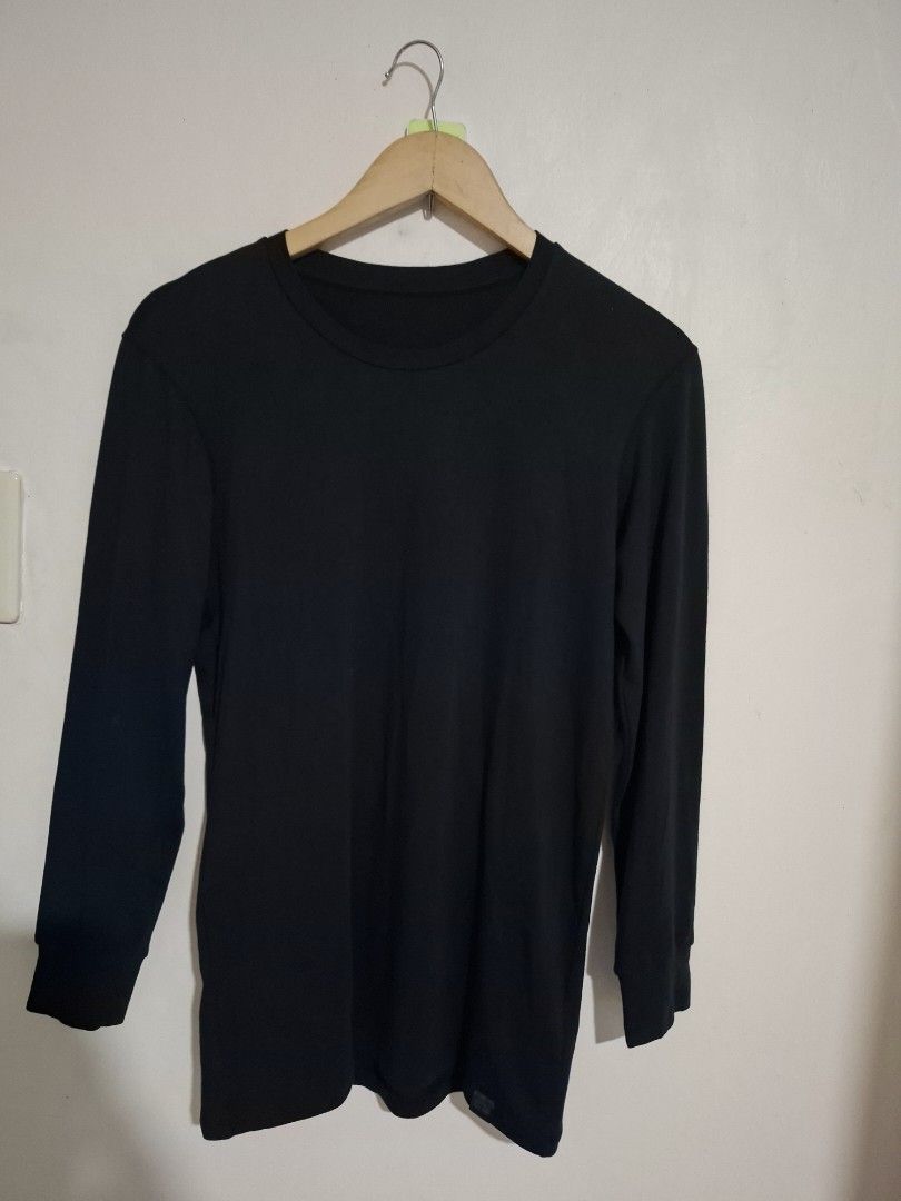 Uniqlo men's heattech extrawarm S (Category: Tshirts & Polo Shirts ) located in Subic. Submitted by petitecorner22 (Listing ID 1469505638, Image 1). Description: navy.