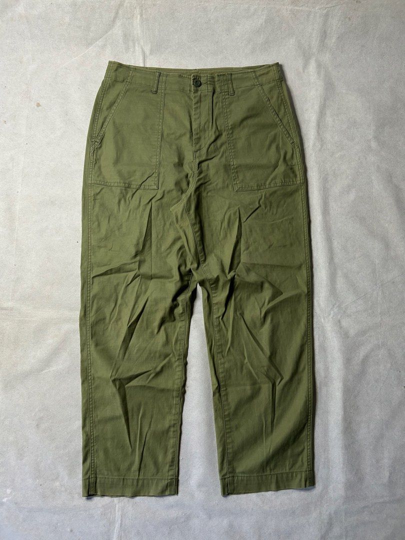 Uniqlo Olive Green Baker Pants (Category: Trousers) located in Iloilo. Submitted by noy_thrift (Listing ID 1469495768, Image 1). Description: Uniqlo Olive Green Baker Pants Waistline 32 Thighs 13 Knee 9.5 Leghole 7.5 Inseam 25.5 Outseam 37 Front Rise 12.5 Back Rise 14.5 Excellent Condition No Issue.