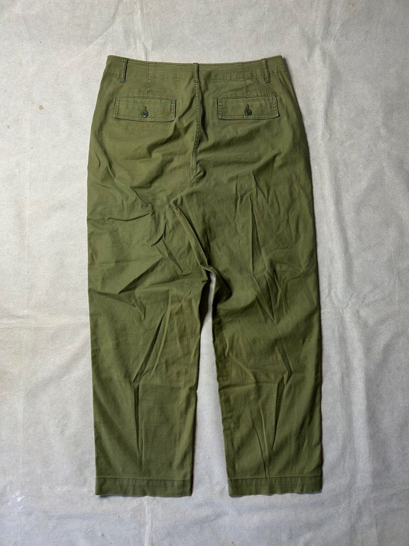 Uniqlo Olive Green Baker Pants (Category: Trousers) located in Iloilo. Submitted by noy_thrift (Listing ID 1469495768, Image 3). Description: Uniqlo Olive Green Baker Pants Waistline 32 Thighs 13 Knee 9.5 Leghole 7.5 Inseam 25.5 Outseam 37 Front Rise 12.5 Back Rise 14.5 Excellent Condition No Issue.