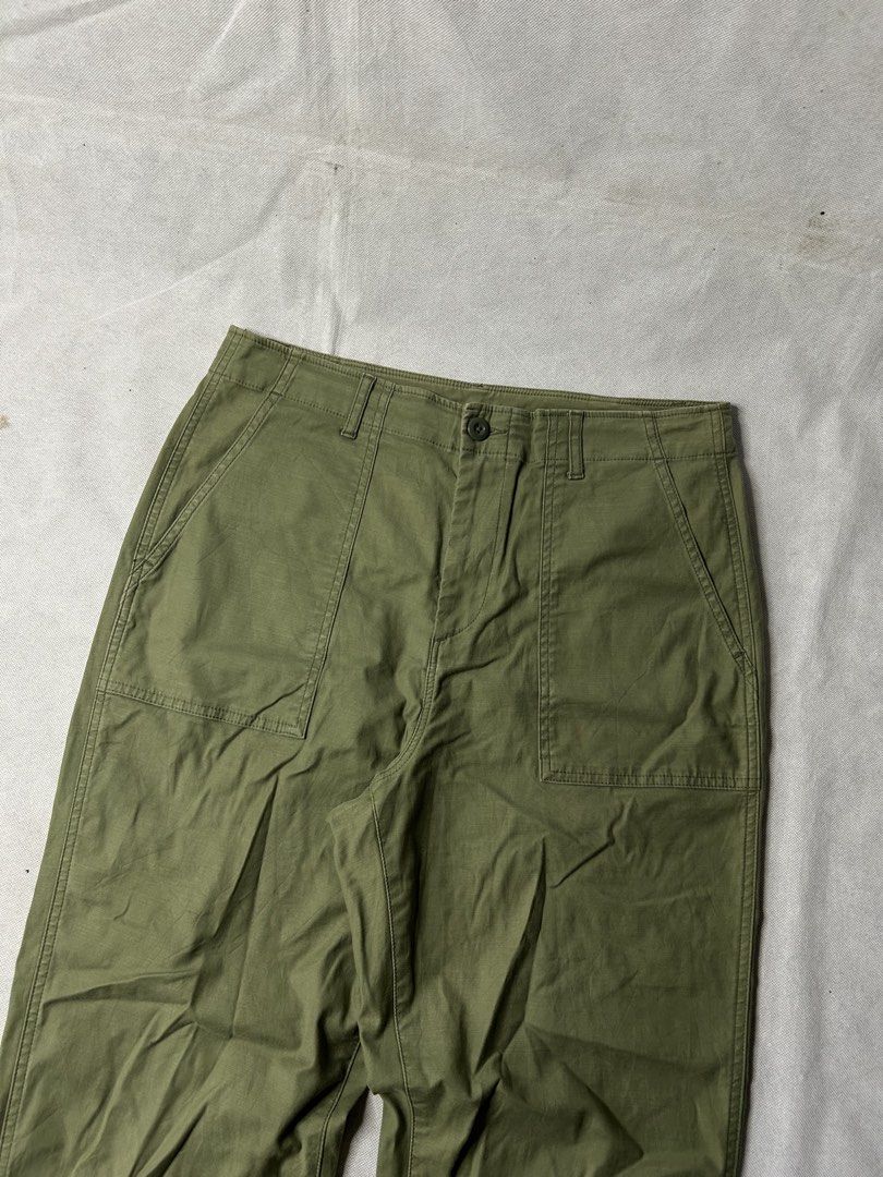 Uniqlo Olive Green Baker Pants (Category: Trousers) located in Iloilo. Submitted by noy_thrift (Listing ID 1469495768, Image 2). Description: Uniqlo Olive Green Baker Pants Waistline 32 Thighs 13 Knee 9.5 Leghole 7.5 Inseam 25.5 Outseam 37 Front Rise 12.5 Back Rise 14.5 Excellent Condition No Issue.