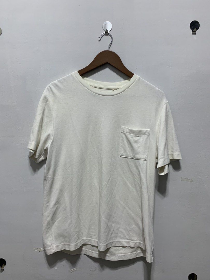 UNIQLO POCKET T-shirt (Category: Tshirts & Polo Shirts ) located in Caloocan City. Submitted by eightyythrift (Listing ID 1469565963, Image 1). Description: .