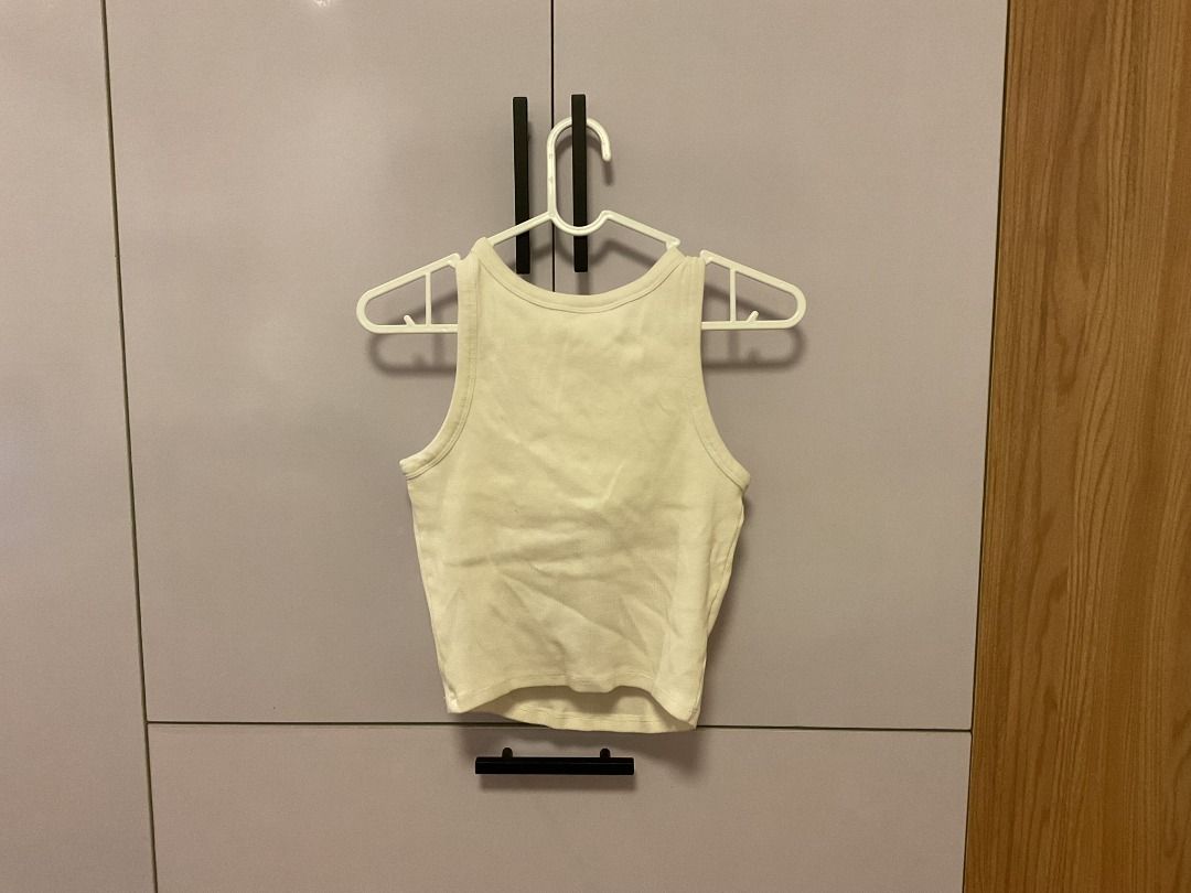 Uniqlo Ribbed Cropped Bra Top (Category: Sleeveless) located in Caloocan City. Submitted by aneb2 (Listing ID 1469570025, Image 2). Description: Bust 77-83cm.