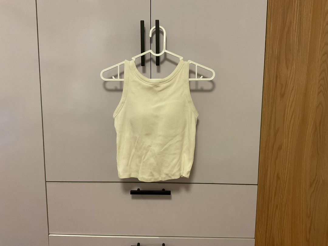 Uniqlo Ribbed Cropped Bra Top (Category: Sleeveless) located in Caloocan City. Submitted by aneb2 (Listing ID 1469570025, Image 1). Description: Bust 77-83cm.