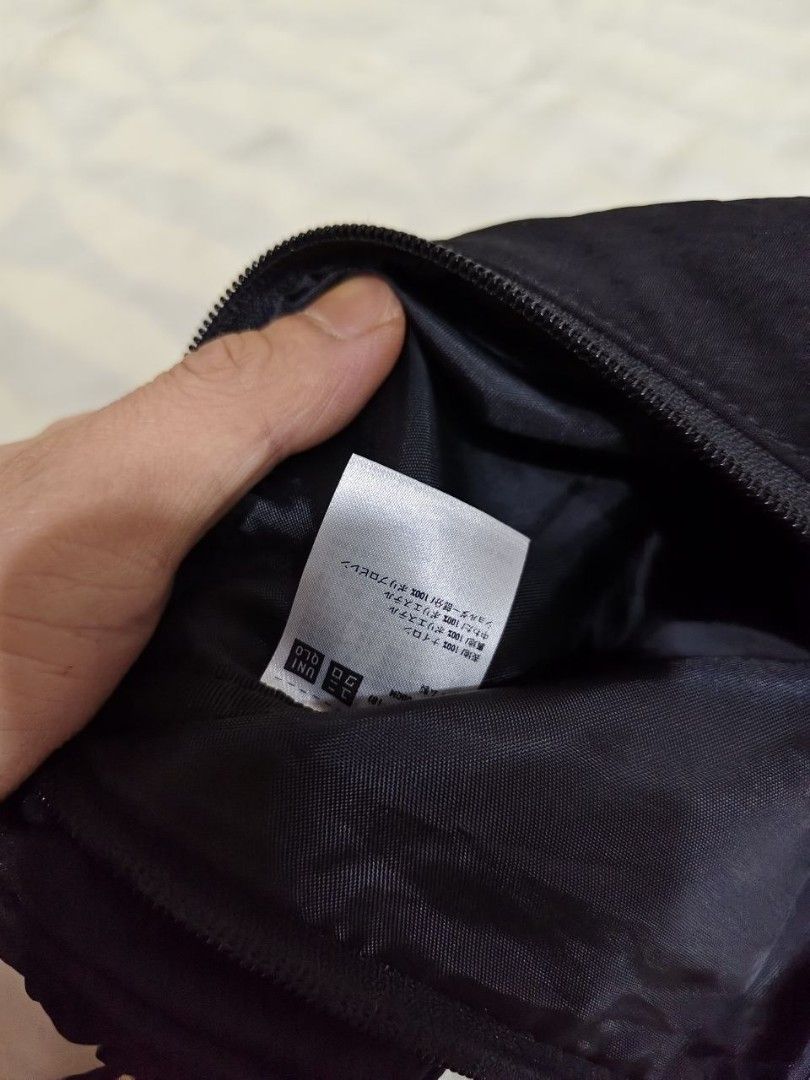 UNIQLO SLING BAG 10/7 " (Category: Cross-body Bags) located in Gamu. Submitted by 2022bagsbunny (Listing ID 1469400933, Image 3). Description: .