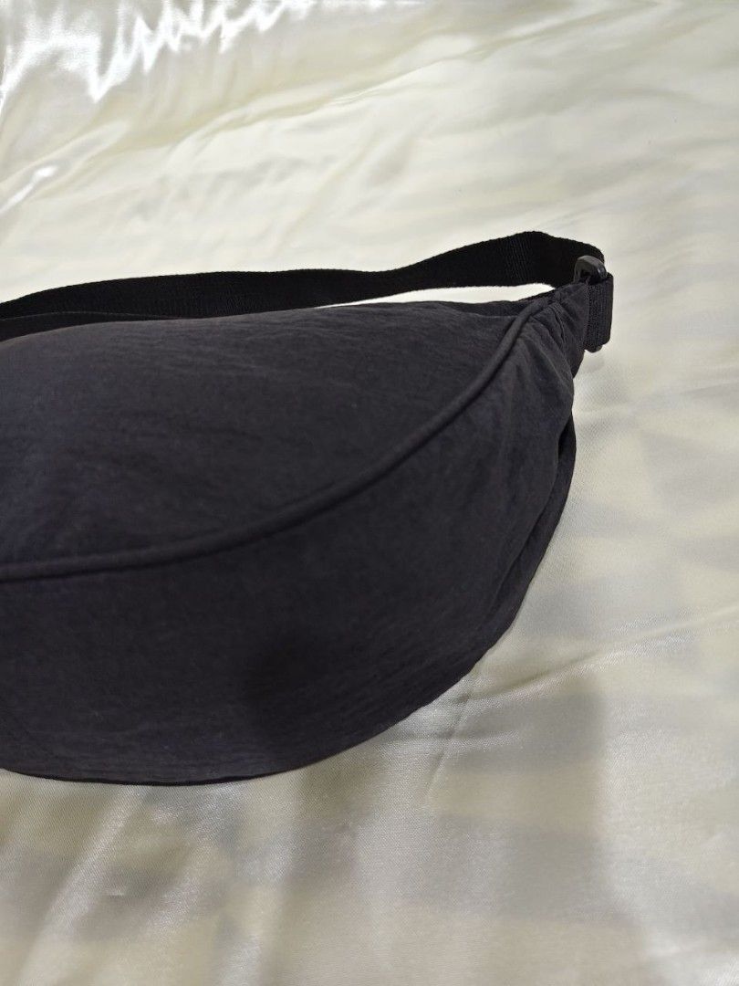UNIQLO SLING BAG 10/7 " (Category: Cross-body Bags) located in Gamu. Submitted by 2022bagsbunny (Listing ID 1469400933, Image 2). Description: .