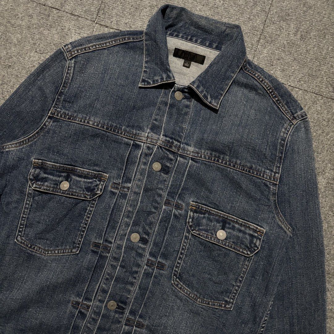 Uniqlo Type 2 Denim Jacket (Category: Coats, Jackets and Outerwear) located in Cavite. Submitted by gemsouttanowhere (Listing ID 1469485614, Image 3). Description: 23x26 Like new! No issue .