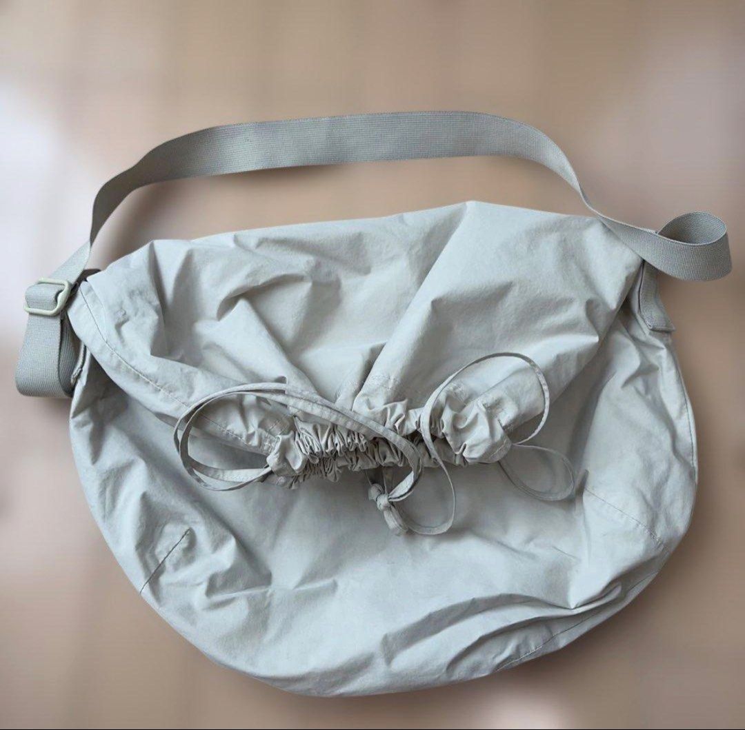 Uniqlo U Drawstring Shoulder Bag Light Beige (Category: Belt bags, Clutches and Pouches) located in Quezon City. Submitted by imwrt (Listing ID 1469538758, Image 2). Description: Uniqlo U Drawstring Shoulder Bag Bought in Japan As new .